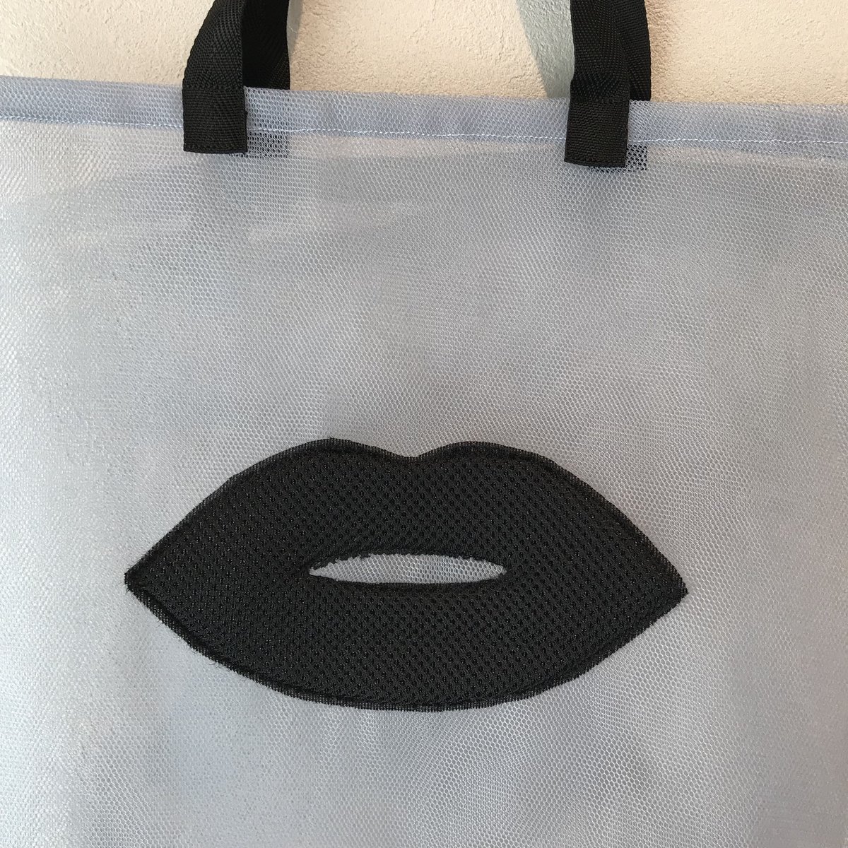 8-055 グレー×黒くちびる メッシュバッグ L | capriciousmie