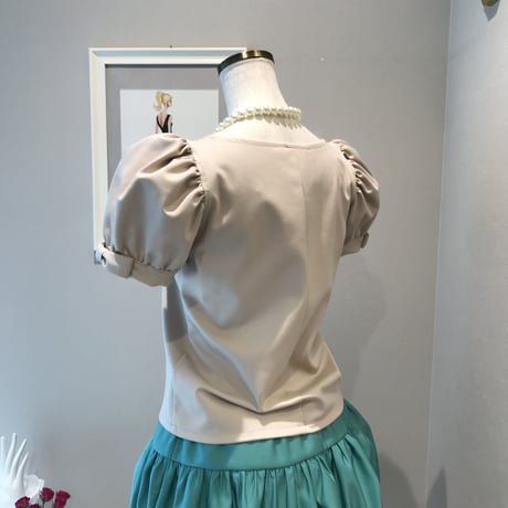 4-203  ベージュ　Chouトップス　FITタイプ　Ｍ