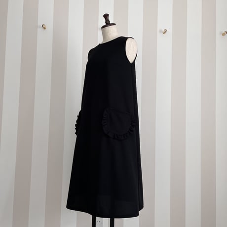9-227      黒　フリルポケットワンピース　長め　ＸＬ