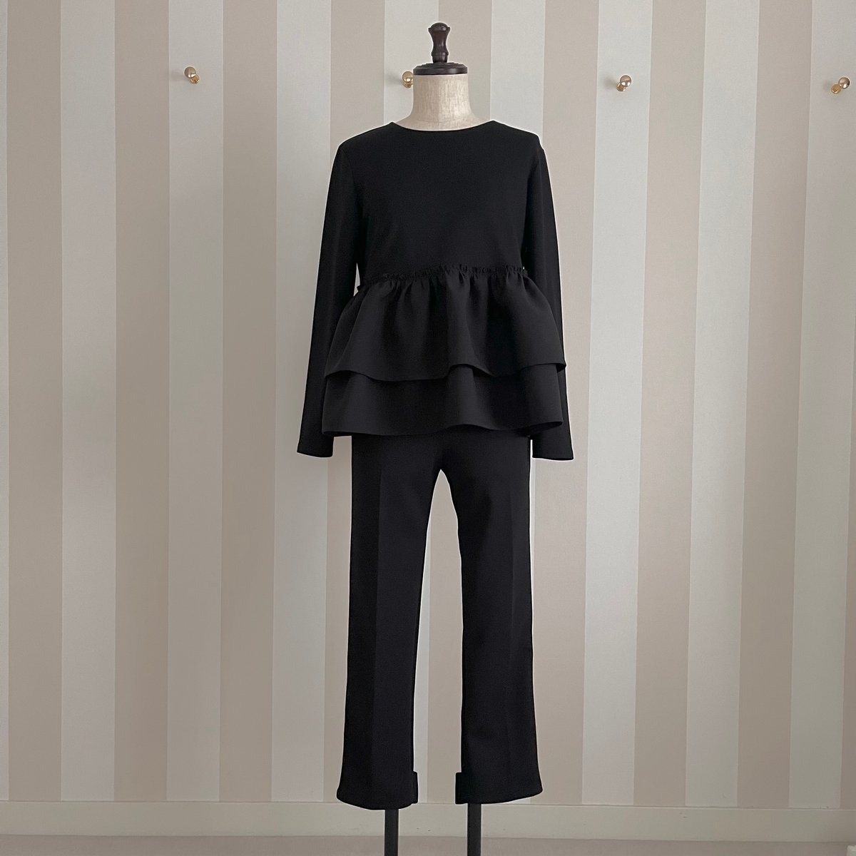 1-133 黒 長袖 Wフリルペプラムトップス XL | capriciousmie