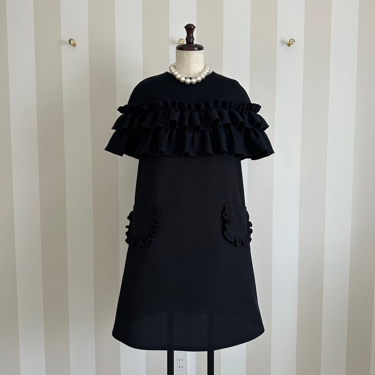 6-113 黒 Wフリルケープ フリー（L） | capriciousmie