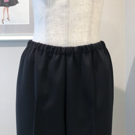 6-198  黒　センタープレスパンツ　フリー
