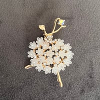 B030  ブローチ　バレリーナ　花