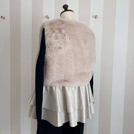 10-026   ベージュ　ファーフリルベスト　フリー　セレクト商品