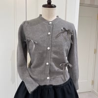 11-058     グレー　リボンパールカーディガン　セレクト商品　フリー