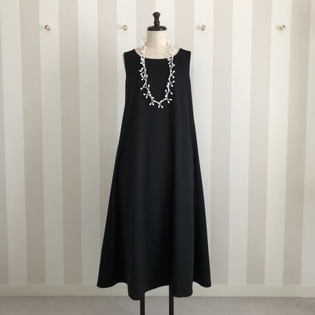 7-030      黒　ノースリロングワンピース　Ｍ