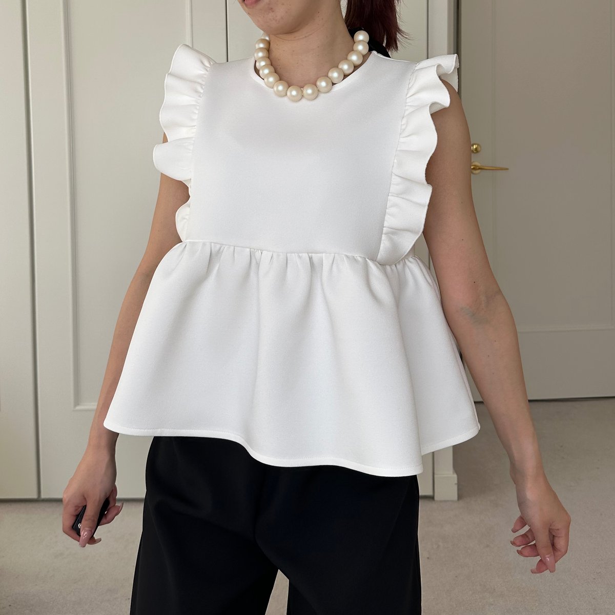 4-087 パールホワイト 肩フリルトップス ファスナー M
