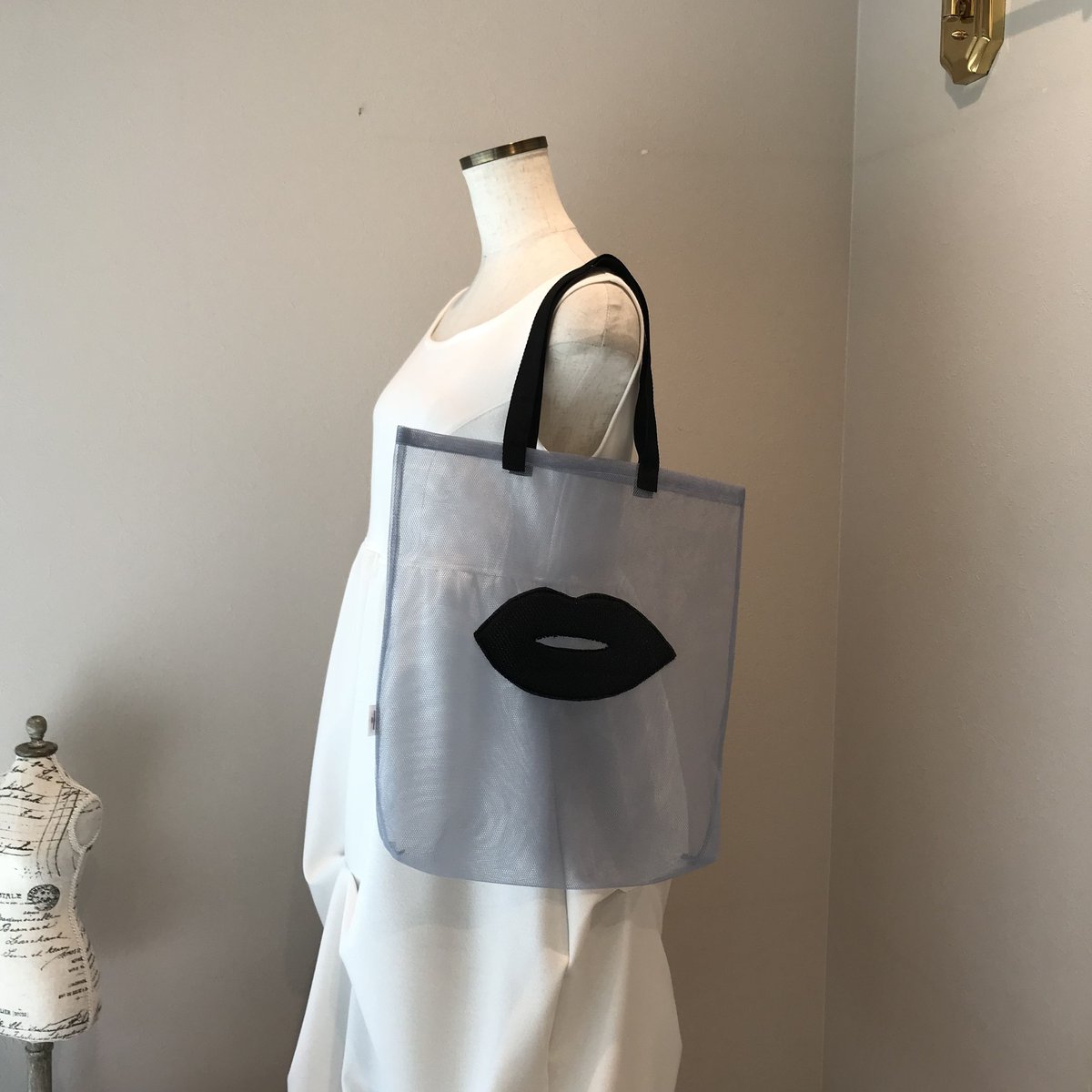 8-055 グレー×黒くちびる メッシュバッグ L | capriciousmie