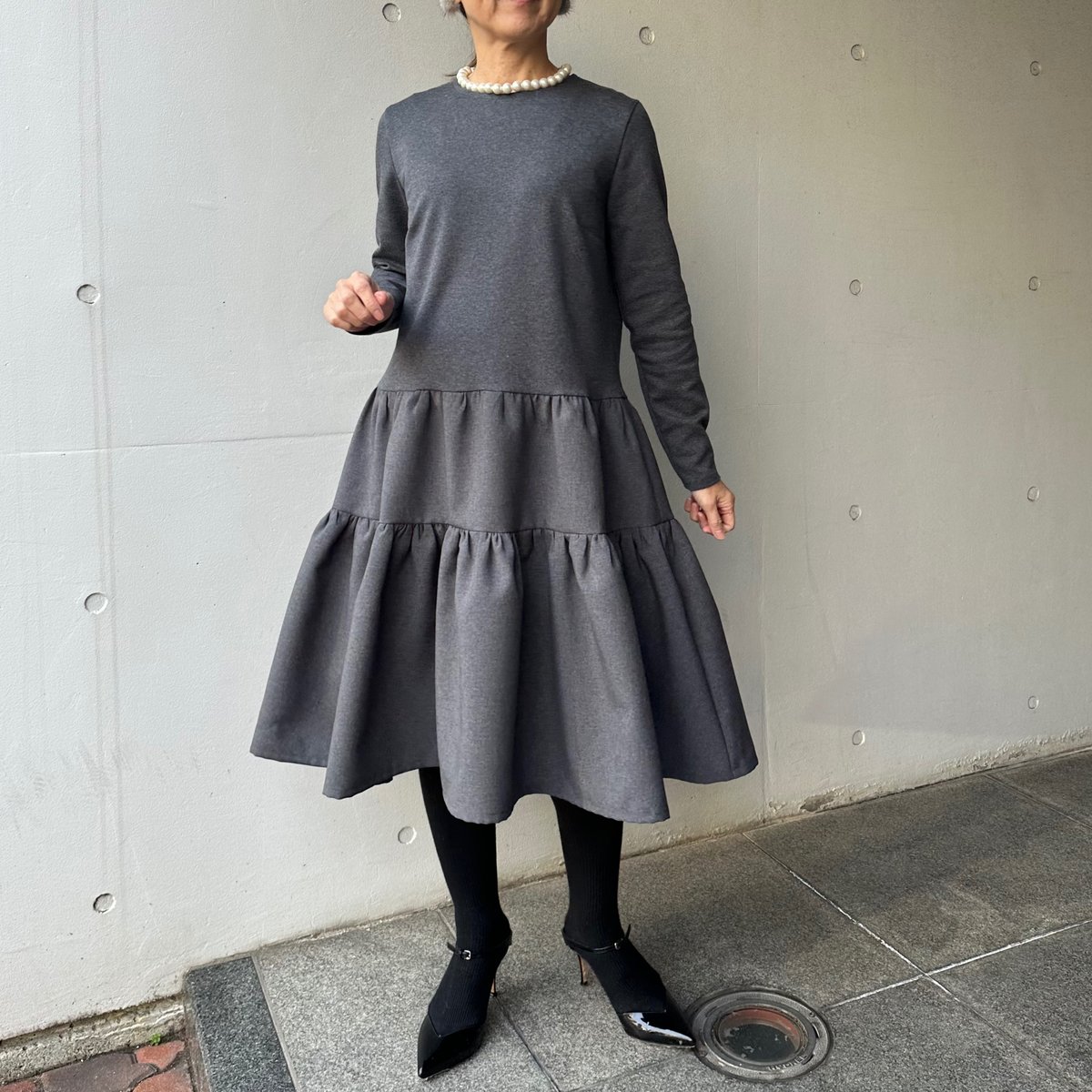 グレー 長袖 ティアード ワンピース グレー 長袖 ティアード ワンピース トレンドのティアード♪胸刺繍