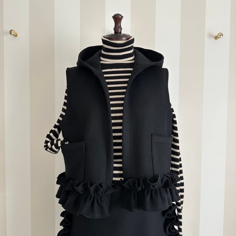 2-030 黒ウール 裾フリルベスト L | capriciousmie