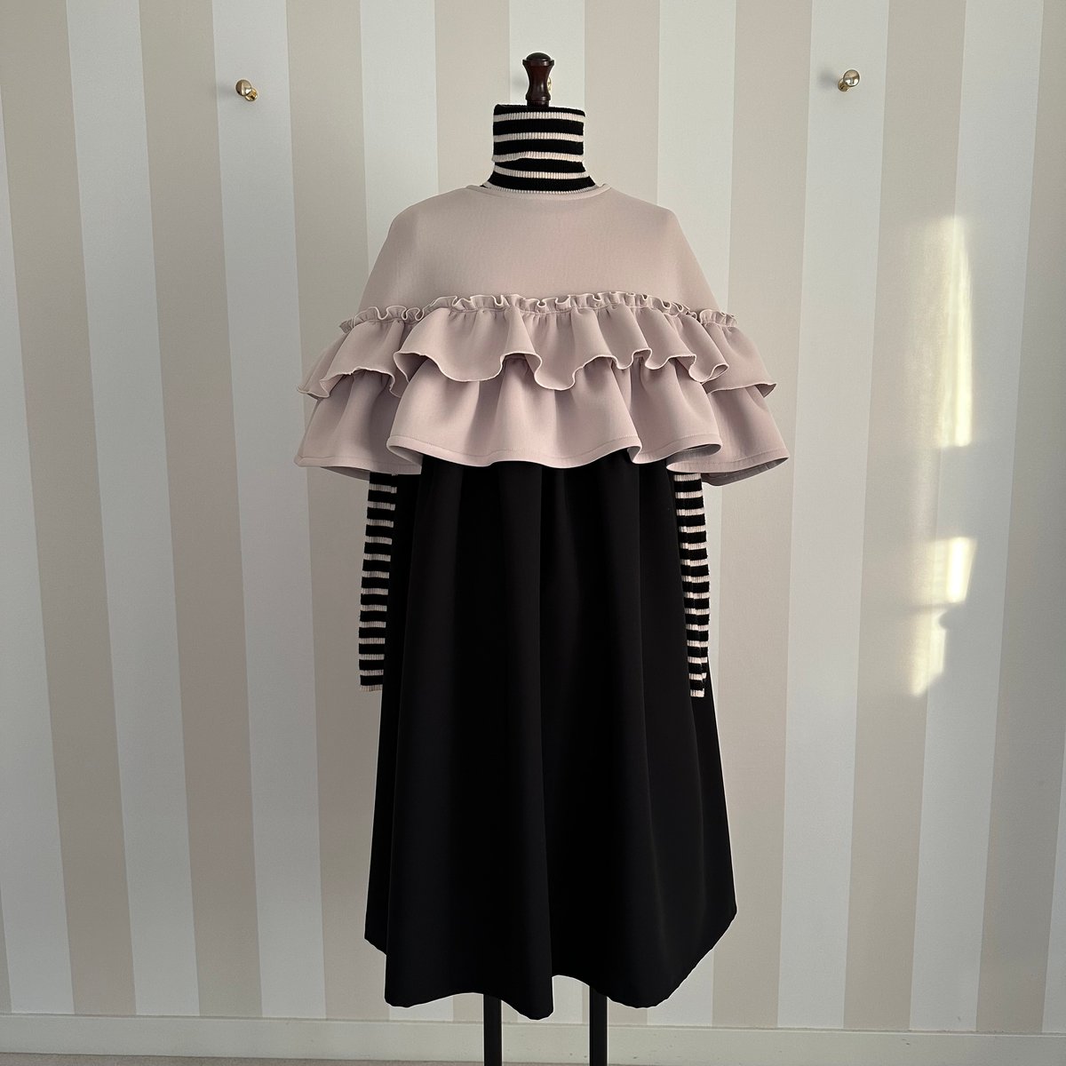 1-096 ベージュ Wフリルケープ フリー(M) | capriciousmie