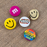 12-041 缶バッジ　黄、金smile  LEGO 虹