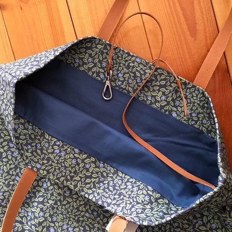 Happy Sthlm_Blueberry printed tote Large ( 2色あります）