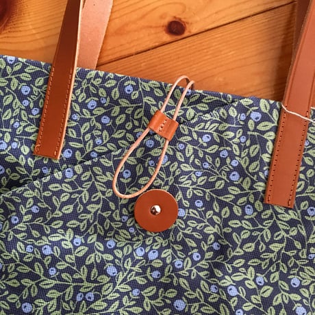 Happy Sthlm_Blueberry printed tote Large ( 2色あります）
