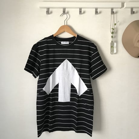 Reet Aus_ Up-Shirt_Unisex_Black stripe ( Tシャツ_ユニセックス）