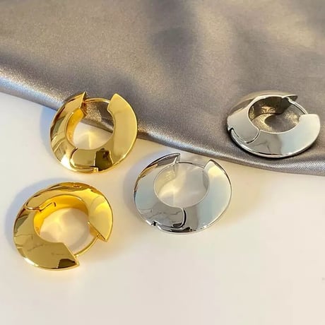 metal hoop pierce