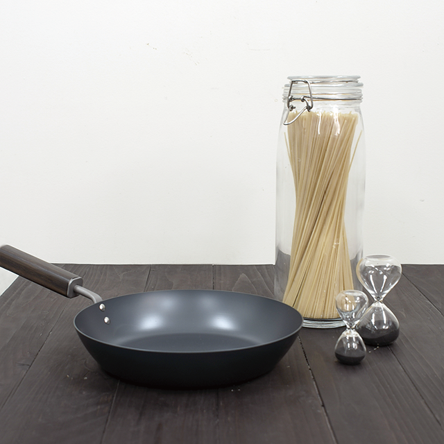 縁、鉄製3点、 FD STYLE 鉄のフライパン（φ24）［墨×楢］ | fdstore