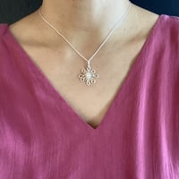 花モチーフ　シルバーネックレス