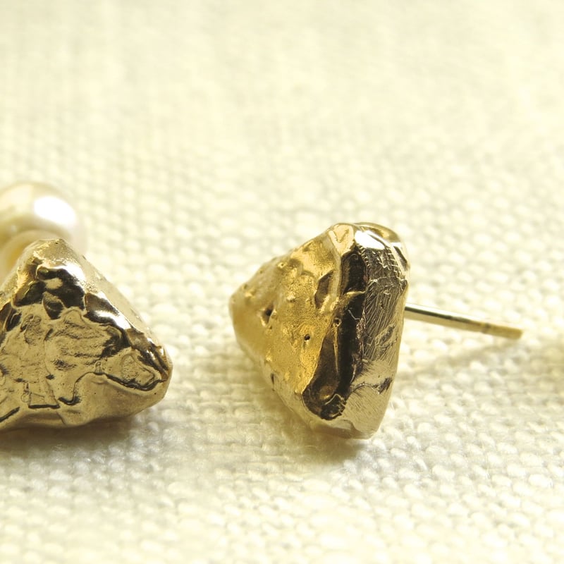 三角形デザインの金色メッキピアス 三角形デザインの金色メッキピアス