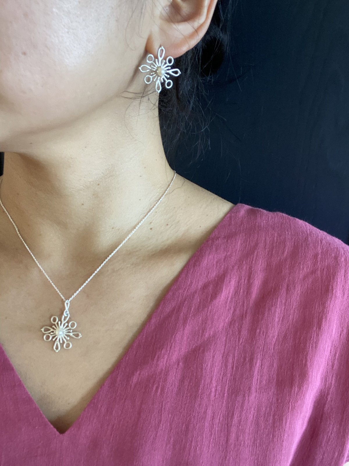 アビステ 花モチーフ シルバー色ネックレス 花モチーフ シルバーネックレス | BIJOUTERIE323