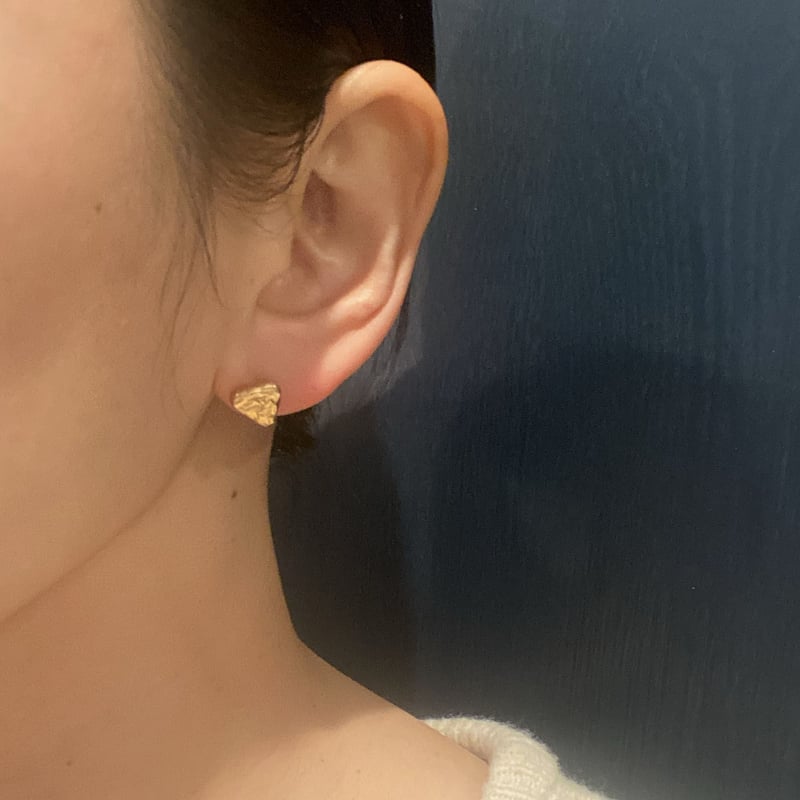 三角形デザインの金色メッキピアス k18-triangular-pyramid-