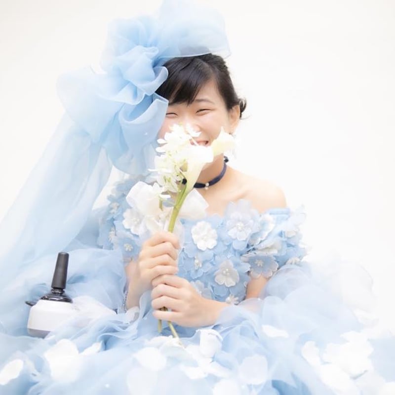 マーガレット】くすみブルー フリルドレス | 車椅子ドレスレンタル マーガレット】くすみブルー フリルドレス | 車椅子ドレスレンタル