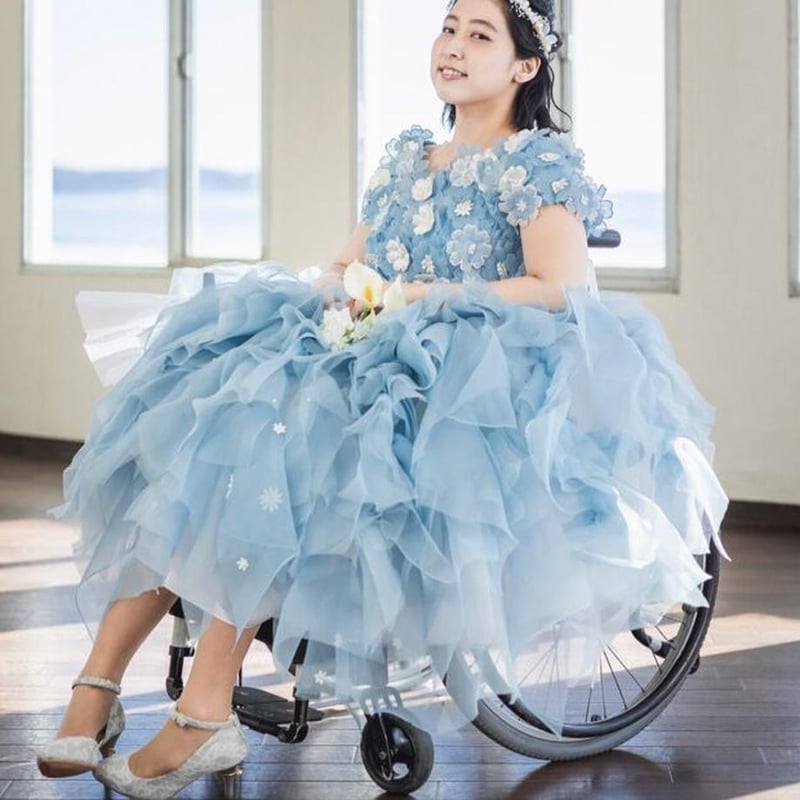 マーガレット】くすみブルー フリルドレス | 車椅子ドレスレンタル