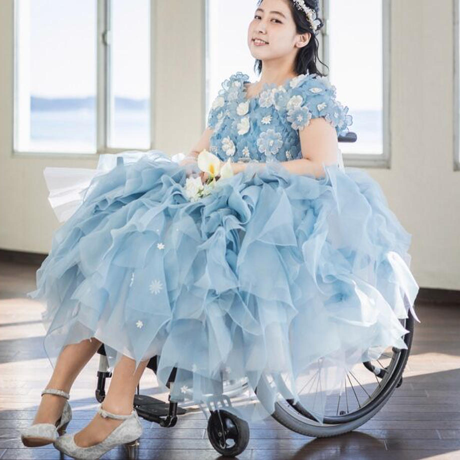 ℳ.♡  フリル付きレッスンバッグ マーガレット 花 マーガレット】くすみブルー フリルドレス | 車椅子ドレスレンタル