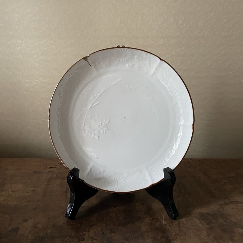 古伊万里 白磁陽刻皿(柿右衛門様式) A / 江戸時代 | フルミナ 古伊万里 白磁陽刻皿(柿右衛門様式) A / 江戸時代 | フルミナ