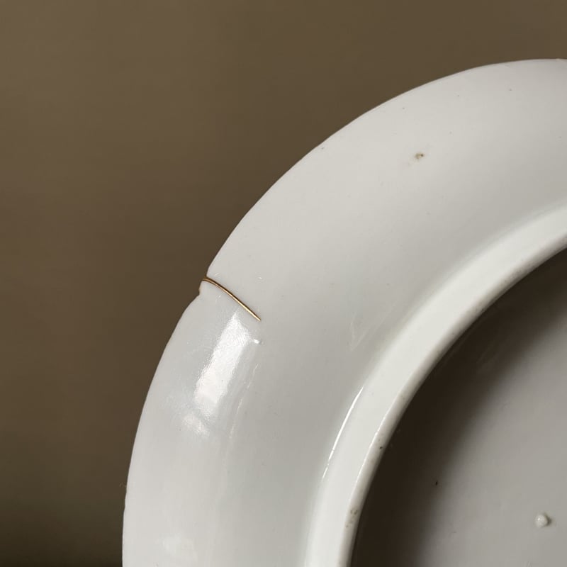 古伊万里 白磁陽刻皿(柿右衛門様式) A / 江戸時代 | フルミナ 古伊万里 白磁陽刻皿(柿右衛門様式) A / 江戸時代 | フルミナ