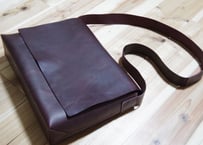 【神宮様オーダー品】ラクダ革のしっかりＡ４フラップショルダーバッグ（ボルドー）