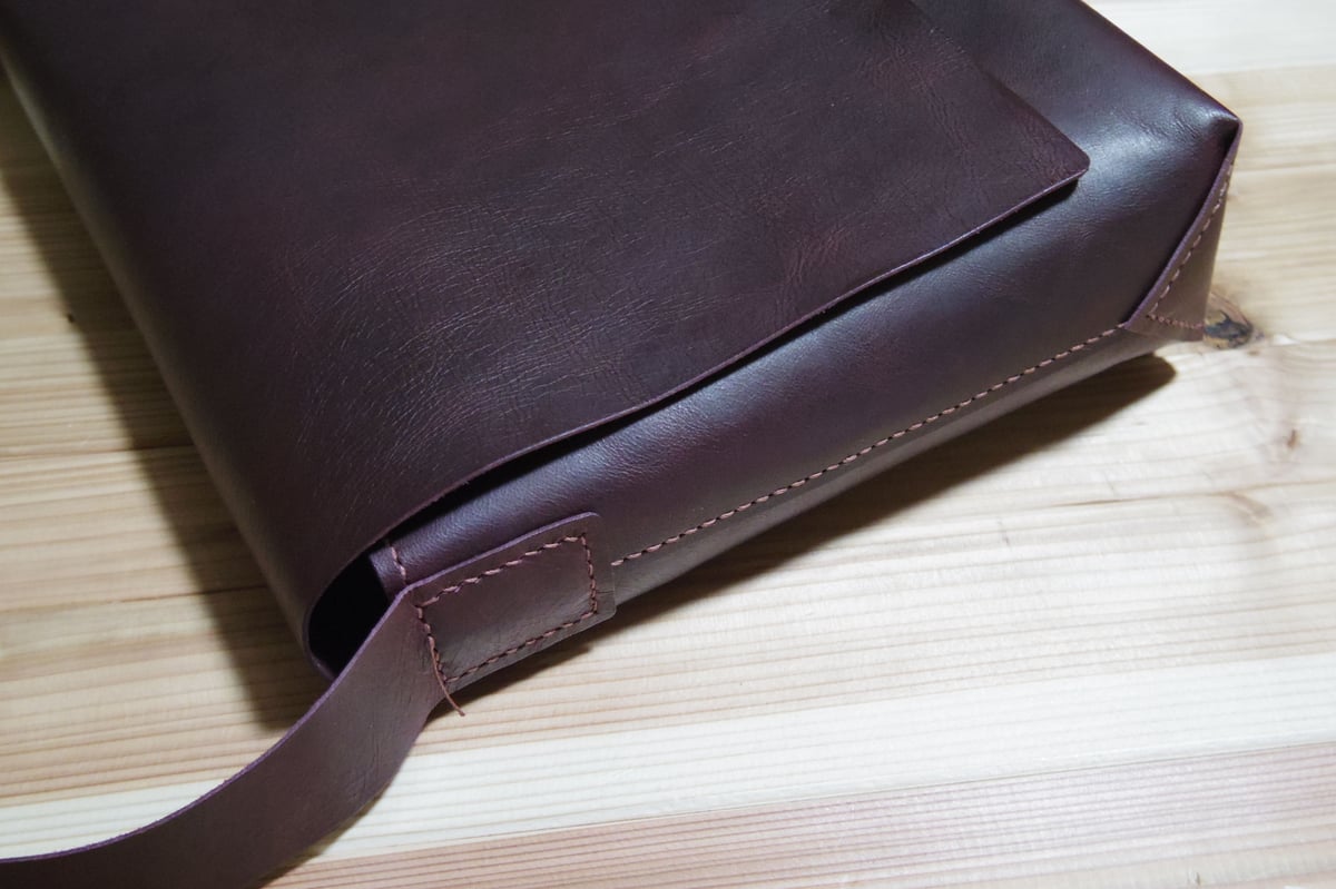 受注生産】ラクダ革のしっかりA4フラップショルダーバッグ（ボルドー