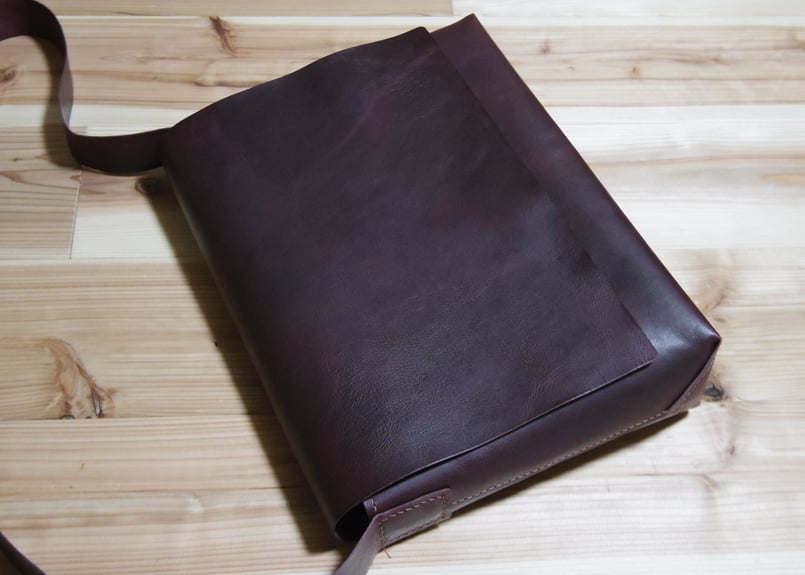受注生産】ラクダ革のしっかりA4フラップショルダーバッグ（ボルドー