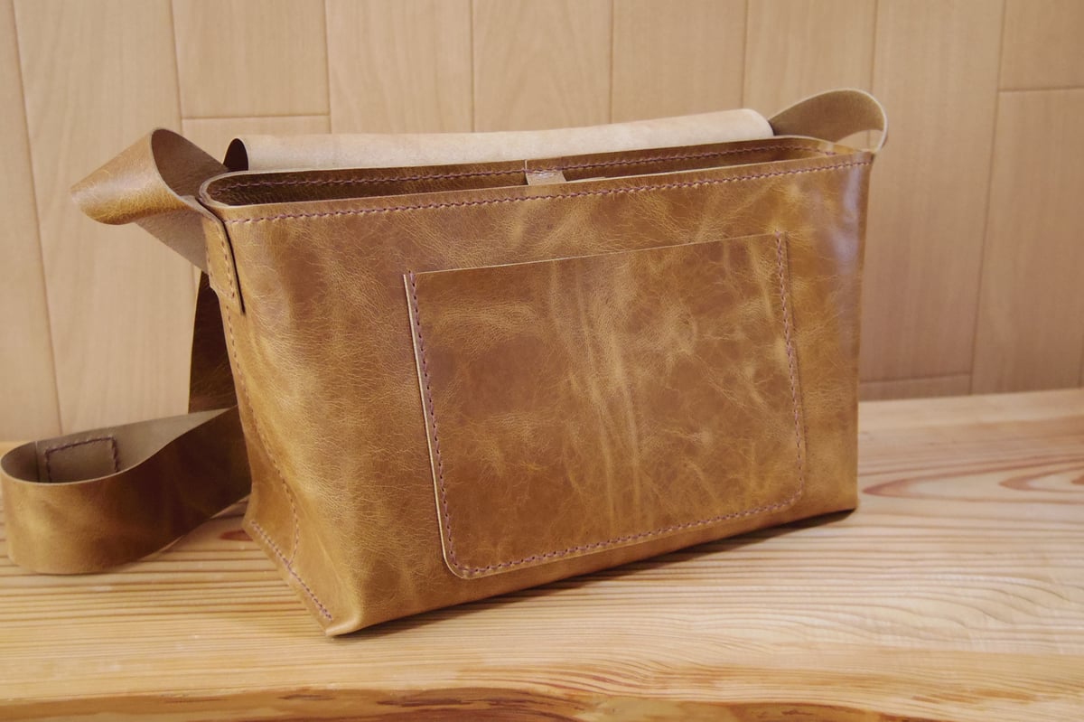 受注生産】ラクダ革の横型ショルダーバッグ | 9nui
