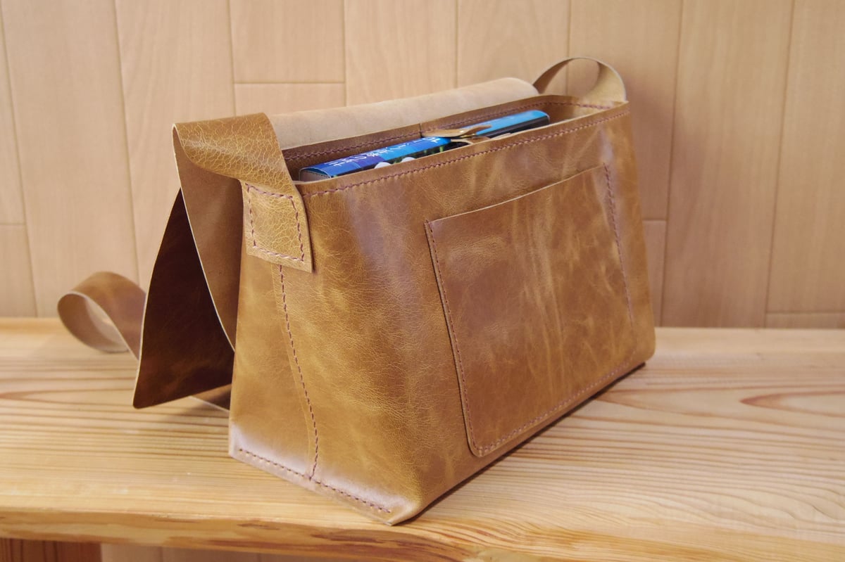 ラクダの皮のバック 受注生産】ラクダ革の横長トートバッグ（赤色・M） トートバッグ 9nui