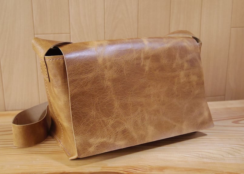 受注生産】ラクダ革の横型ショルダーバッグ | 9nui