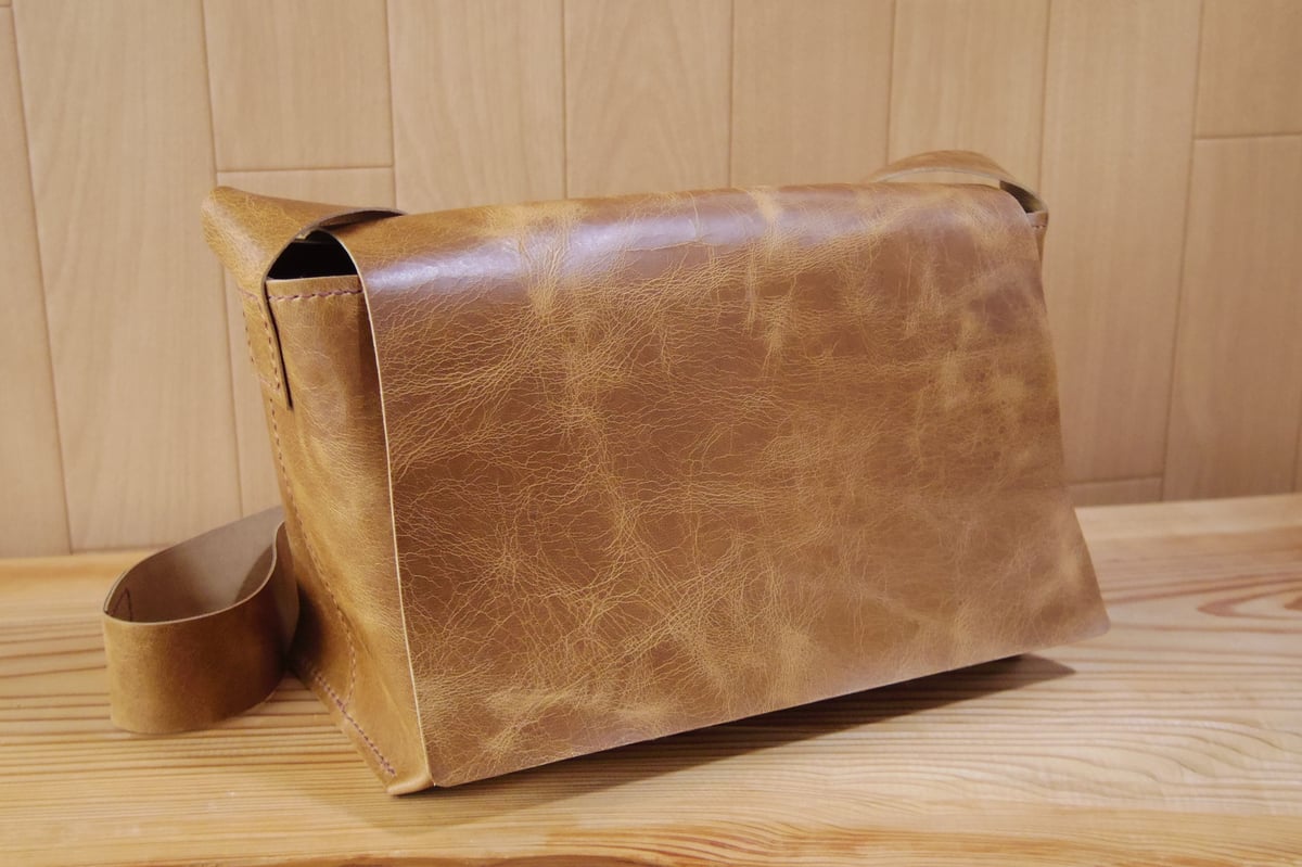 ラクダの皮のバック 受注生産】ラクダ革の横型ショルダーバッグ | 9nui