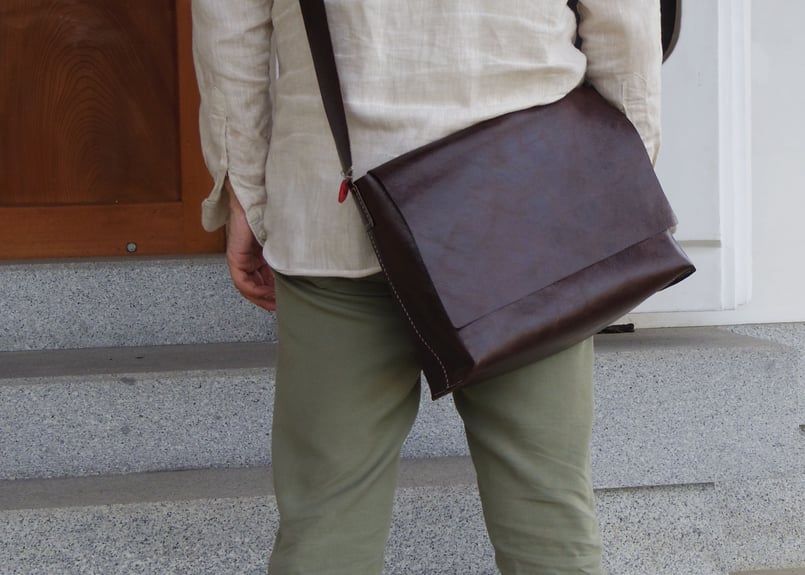 受注生産】ラクダ革のしっかりA4フラップショルダーバッグ（ボルドー