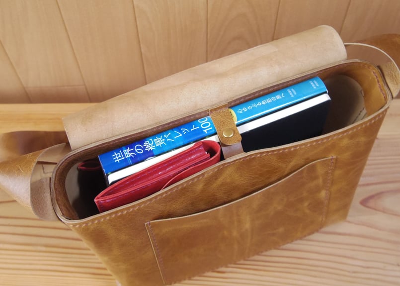 受注生産】ラクダ革の横型ショルダーバッグ | 9nui