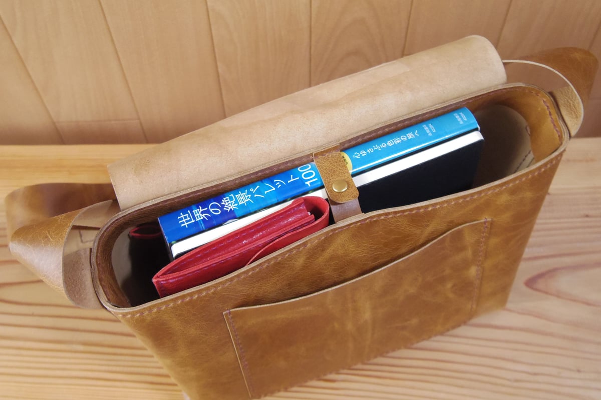 受注生産】ラクダ革の横型ショルダーバッグ | 9nui