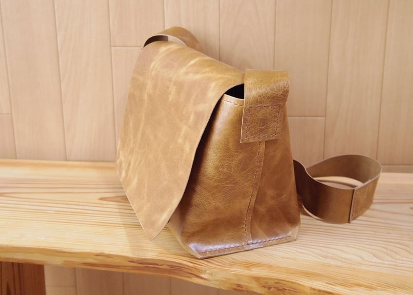 受注生産】ラクダ革の横型ショルダーバッグ | 9nui