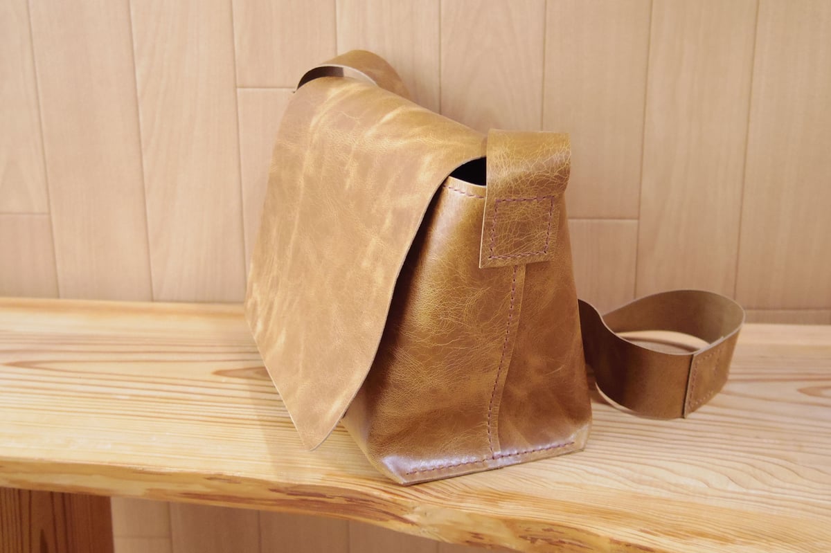 受注生産】ラクダ革の横型ショルダーバッグ | 9nui