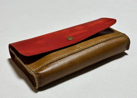 【在庫有・即納可能】たっぷり入る通帳ワイドケース（通帳１０冊＋印鑑＋カード収納可・赤✖︎キャメル）