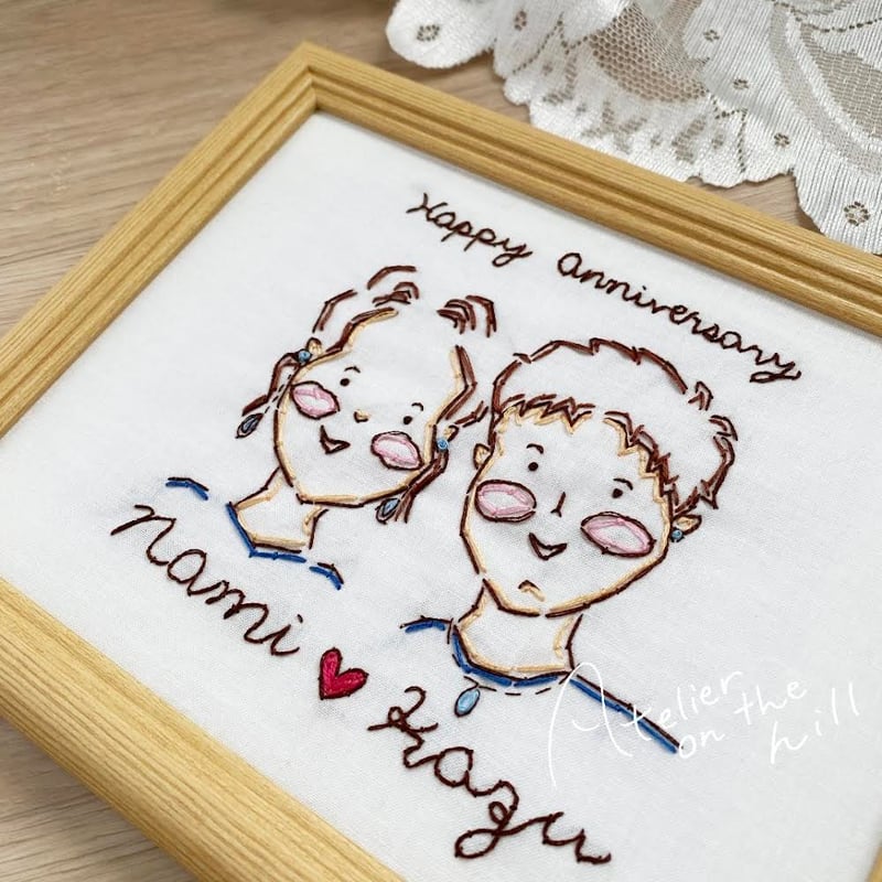 【Self-Portrait】刺繍 ケープ付きガウン 似顔絵刺繍 「ふたりのPortrait」 | Atelier on the hill