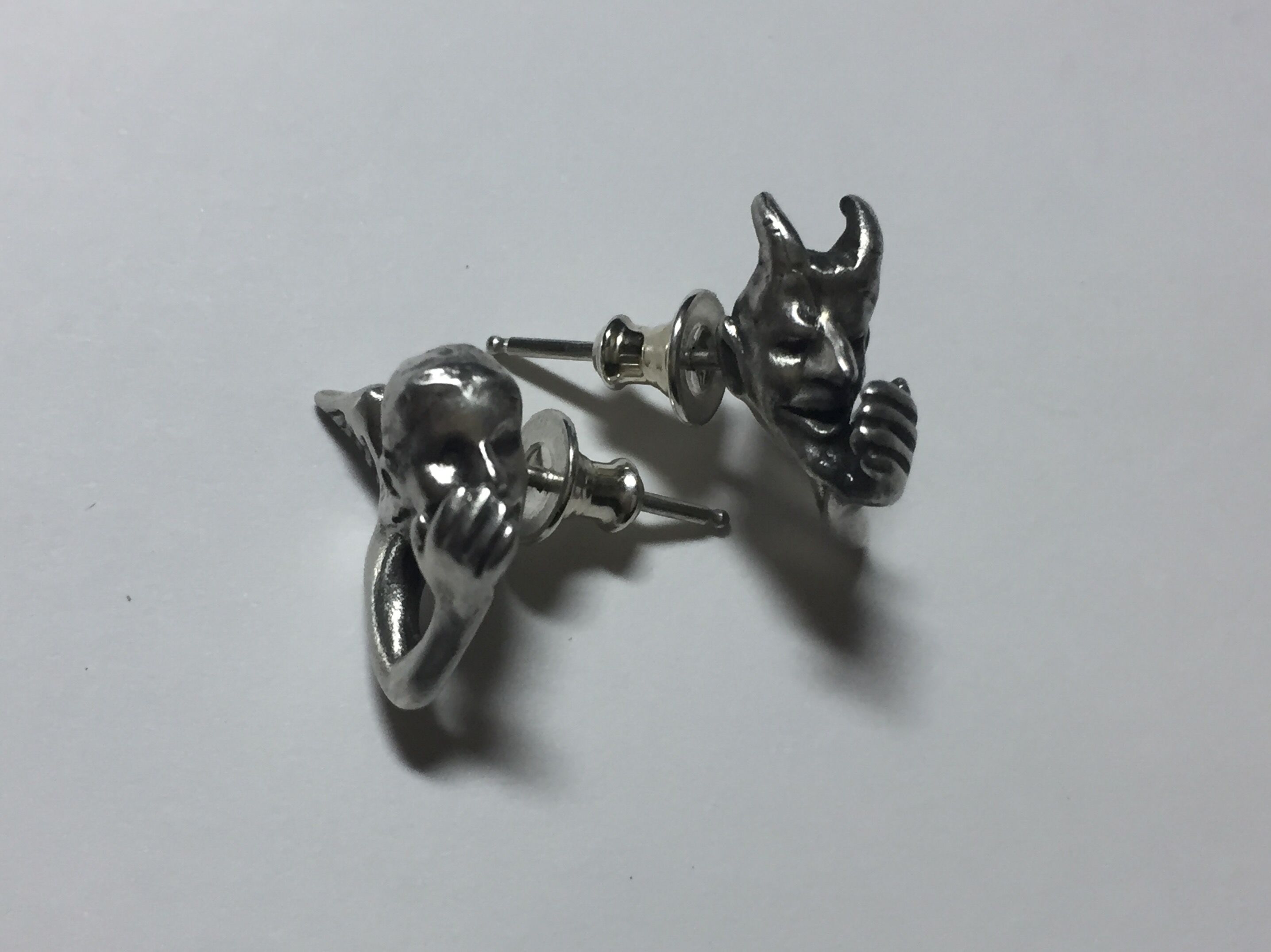 耳元で囁く悪魔と天使のピアス | progressive art jewelry