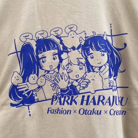 りとことまり PARK WINDOW Tシャツ サンドベージュ（Rito, Kotoko and Mari at PARK WINDOW T-Shirt Sand Beige）