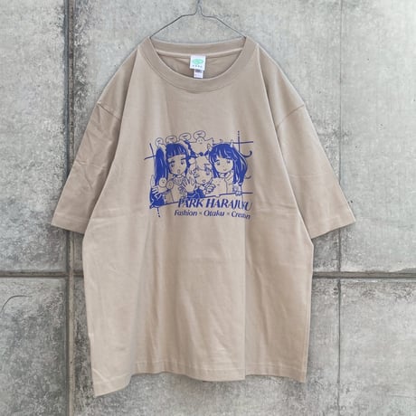 りとことまり PARK WINDOW Tシャツ サンドベージュ（Rito, Kotoko and Mari at PARK WINDOW T-Shirt Sand Beige）