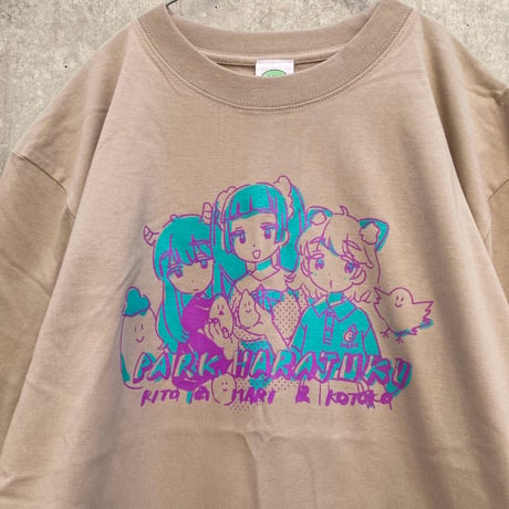りとことまりとナス BIGシルエットTシャツ サンドベージュ（Rito, Kotoko, Mari and Eggplant Over Size T-Shirt Sand Beige）