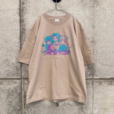 りとことまりとナス BIGシルエットTシャツ サンドベージュ（Rito, Kotoko, Mari and Eggplant Over Size T-Shirt Sand Beige）