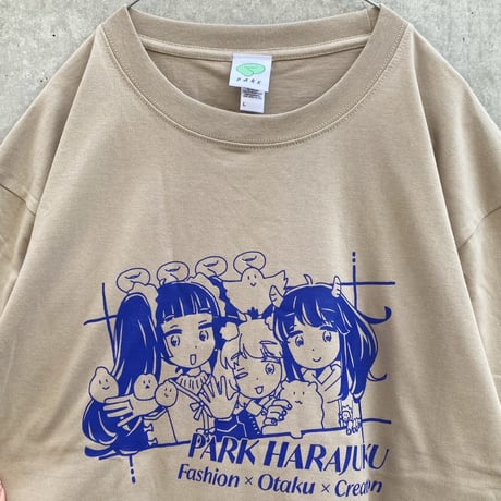 りとことまり PARK WINDOW Tシャツ サンドベージュ（Rito, Kotoko and Mari at PARK WINDOW T-Shirt Sand Beige）